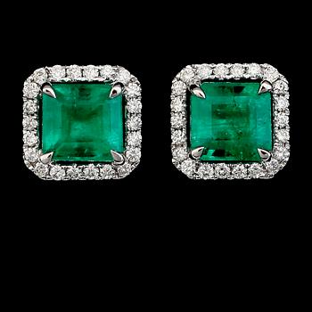 ÖRHÄNGEN, 1 par, 18 k vitguld, briljantslipade diamanter tot 0.21 ct, smaragder tot 1.74 ct. Total vikt ca 3,0 g.