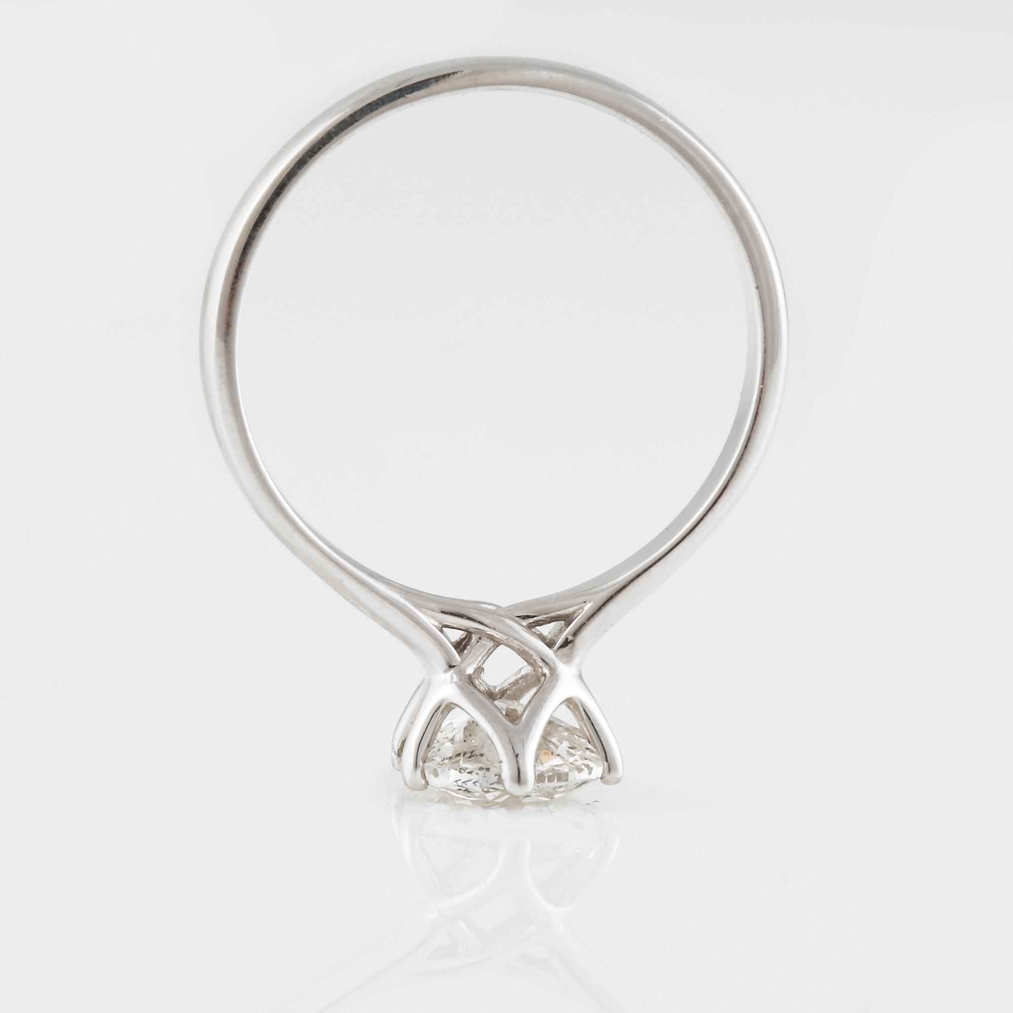 RING, 18K vitguld med äldre briljantslipad diamant ca 1.30 ct. Vikt 3,1 gram.