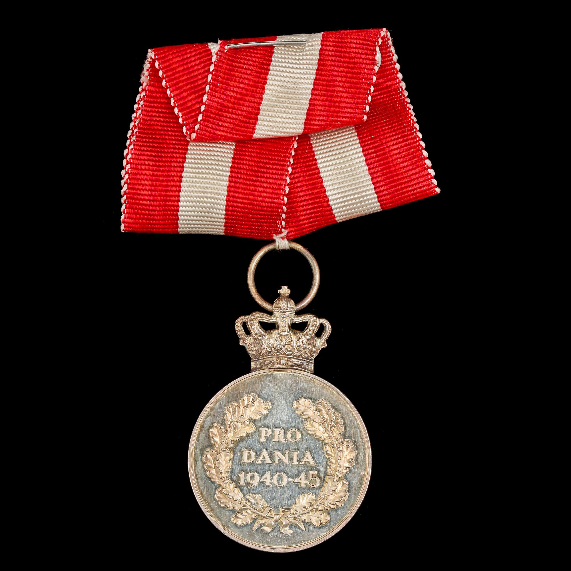 MEDALJER, 5 st, silver och emalj, Danmark, Norge och Sverige, 1900-tal. Tot vikt 44 g.