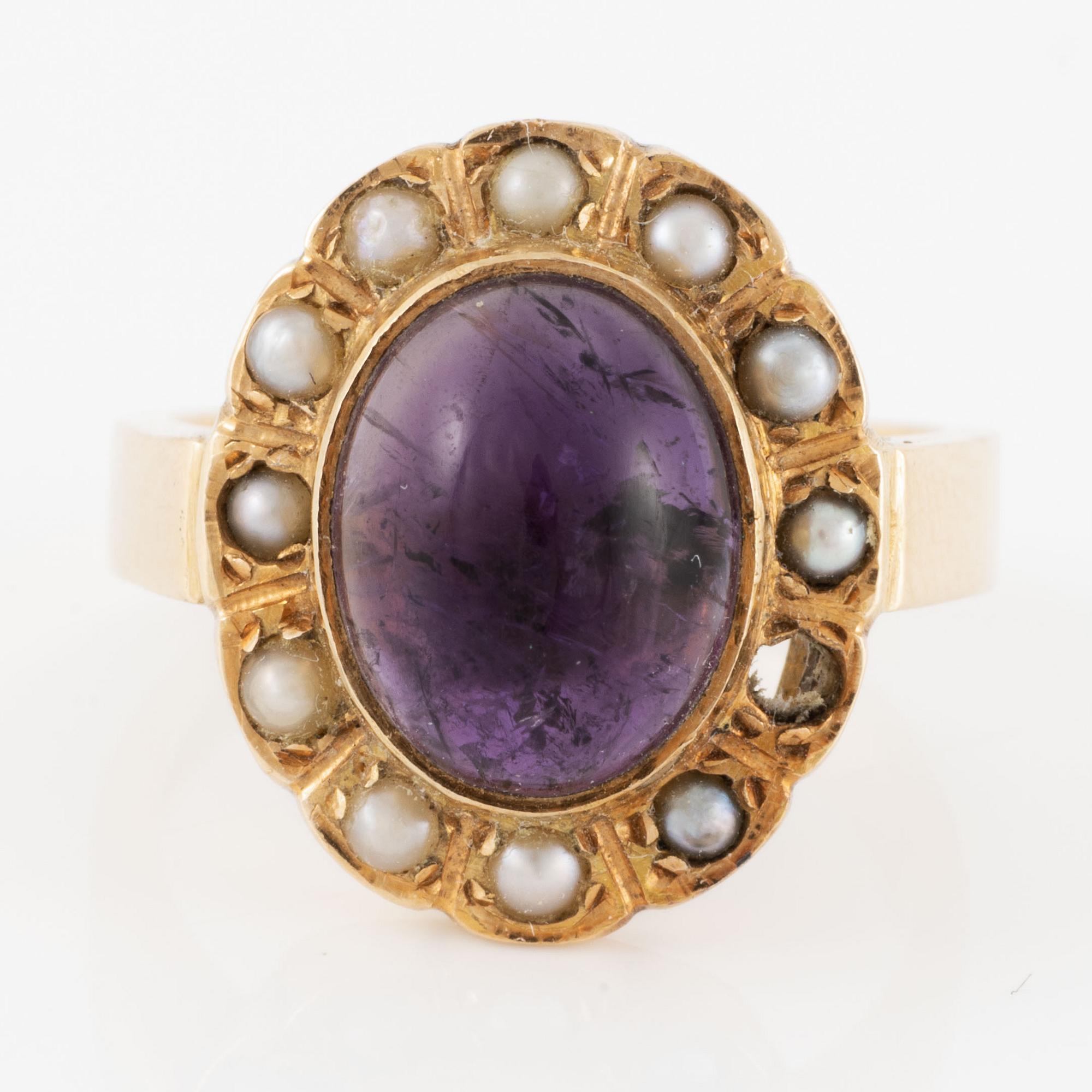 Ring, 18K gold with cabochon-cut amethyst and small pearls.