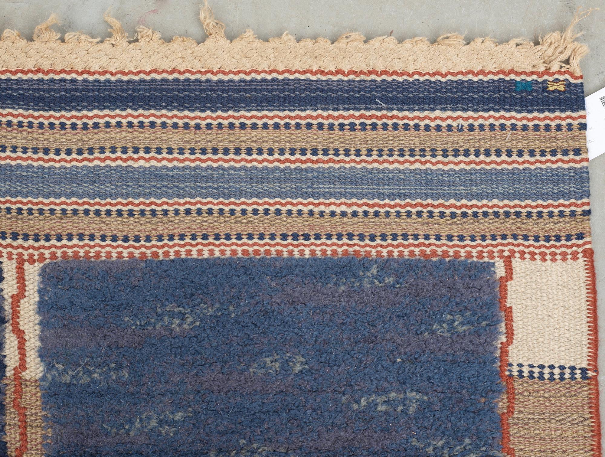 CARPET. "Rutig blå halvflossa". Knotted pile in relief. 302,5 x 203,5 cm. Signed AB MMF.