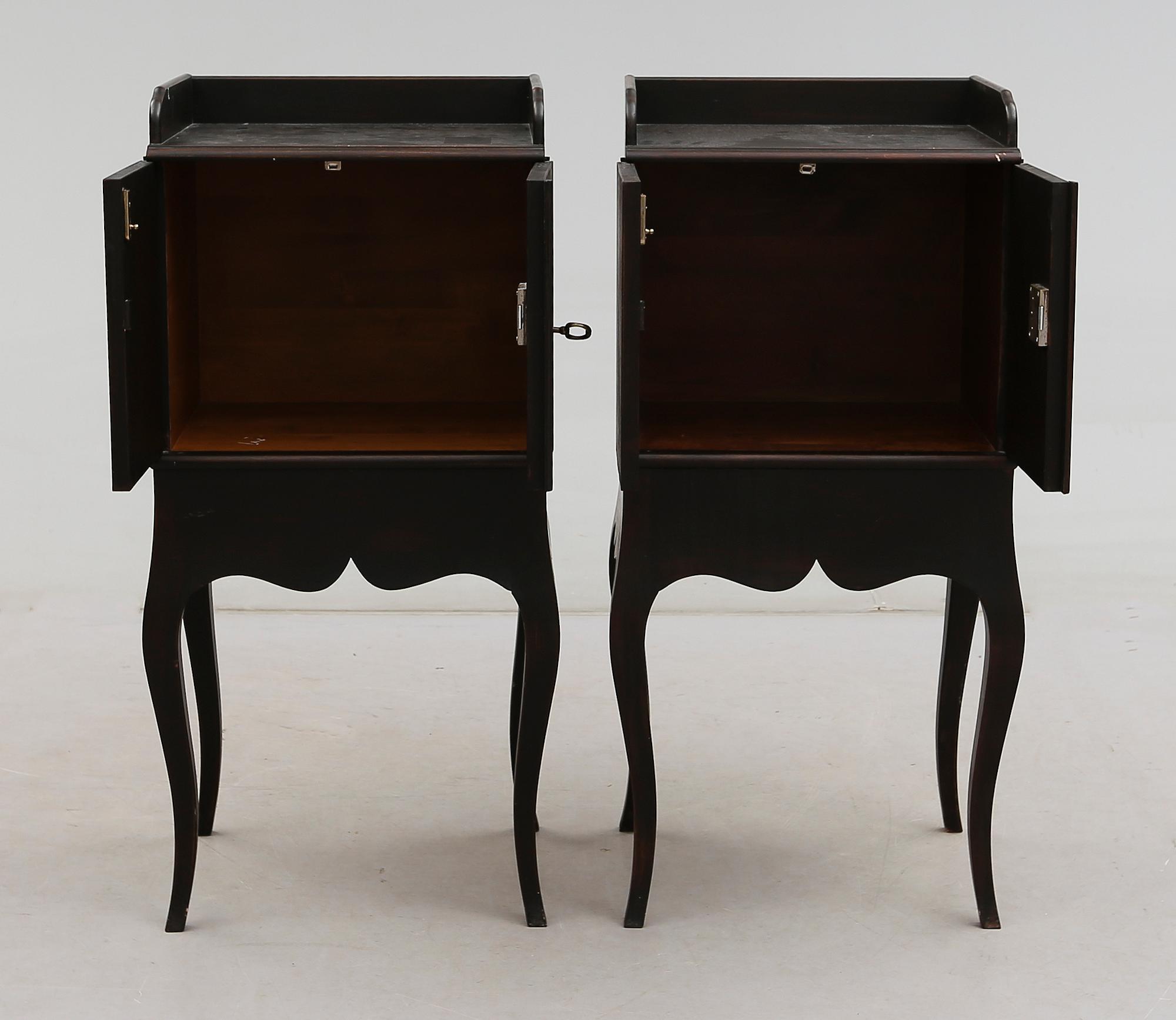 SÄNGBORD, 1 par, rokokostil, för Nationalmuseum, 1900-talets andra hälft.