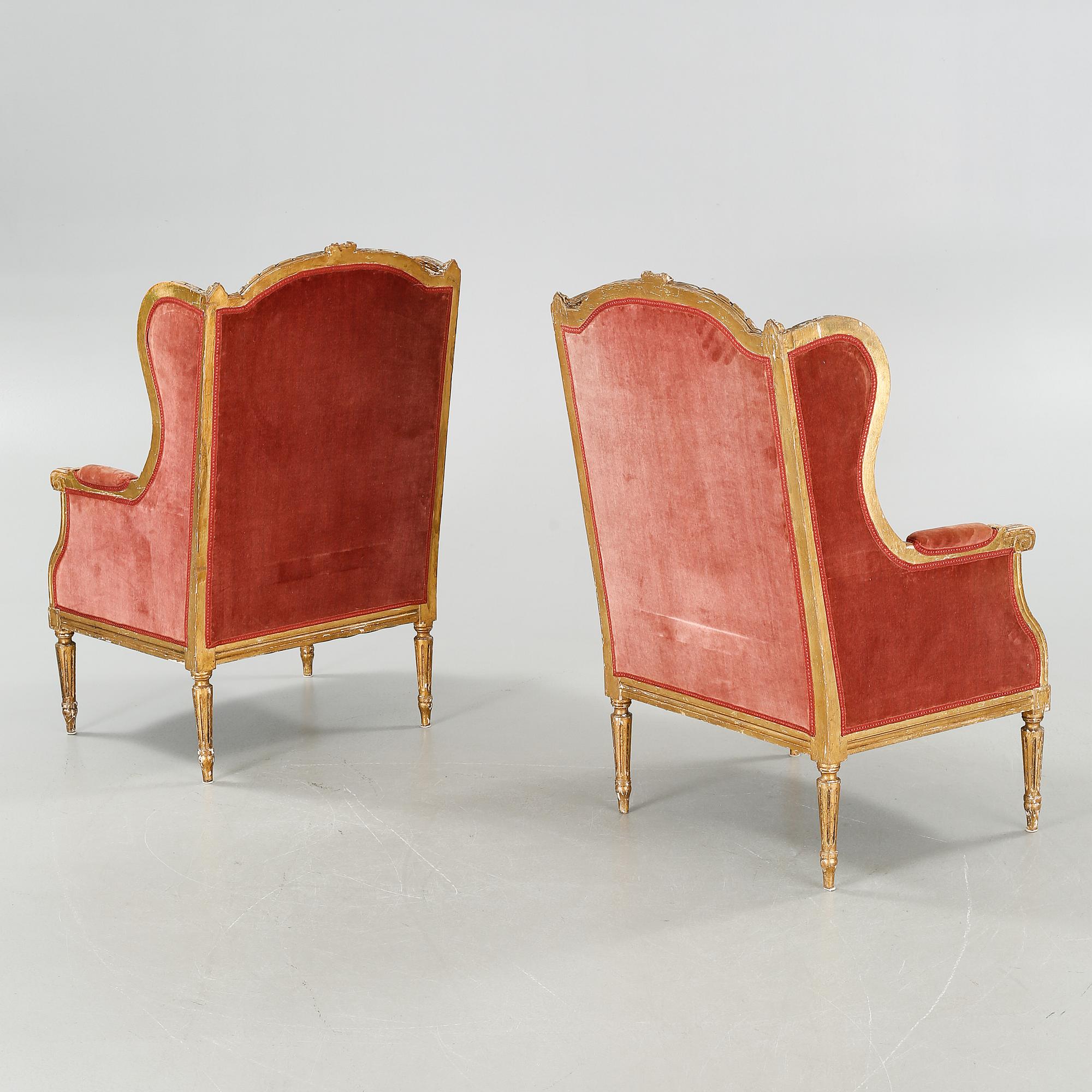A pair of lounge chairs from the first half of the 20th century.