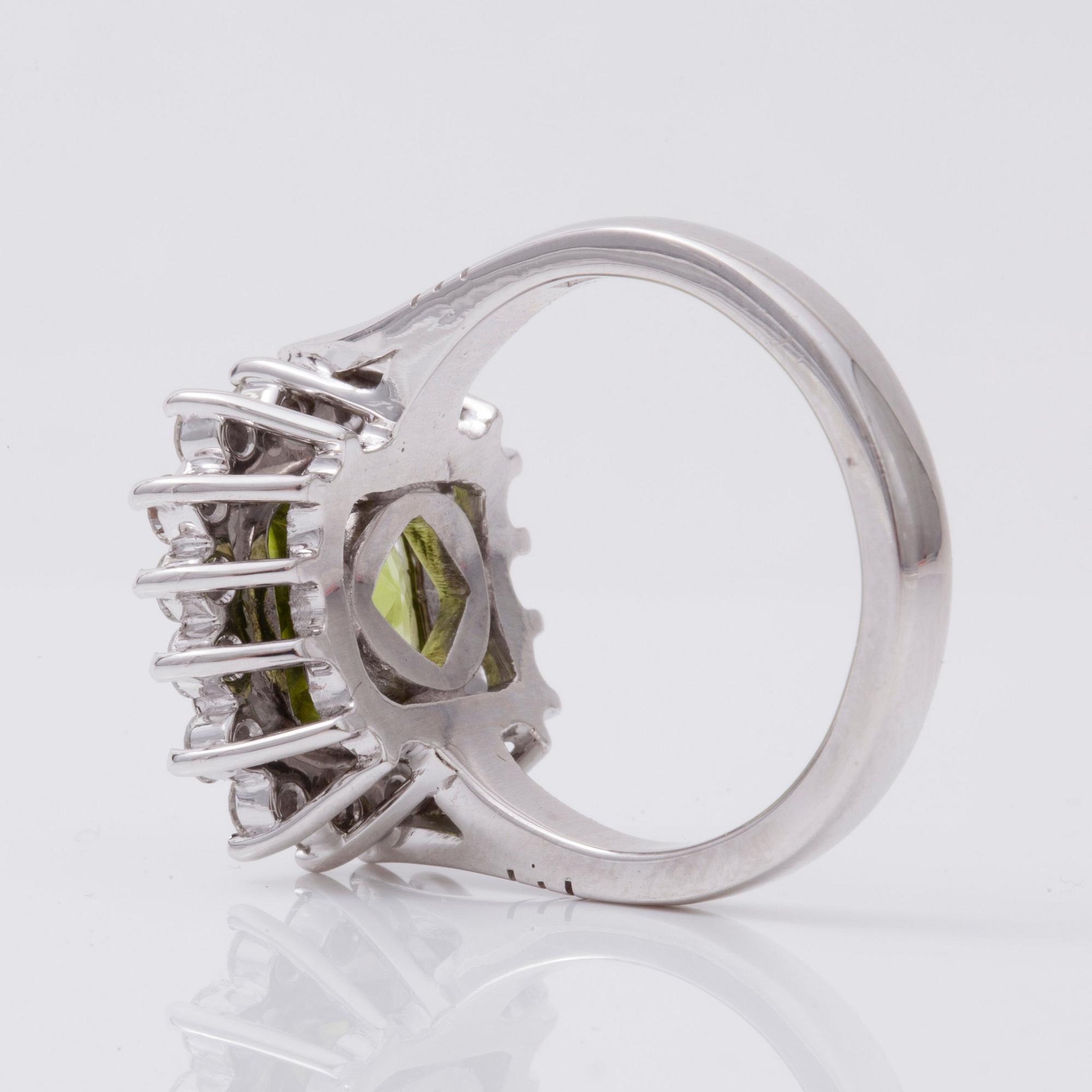 RING med peridot, ca 4.30 ct, samt briljantslipade diamanter totalt ca 0.65 ct.