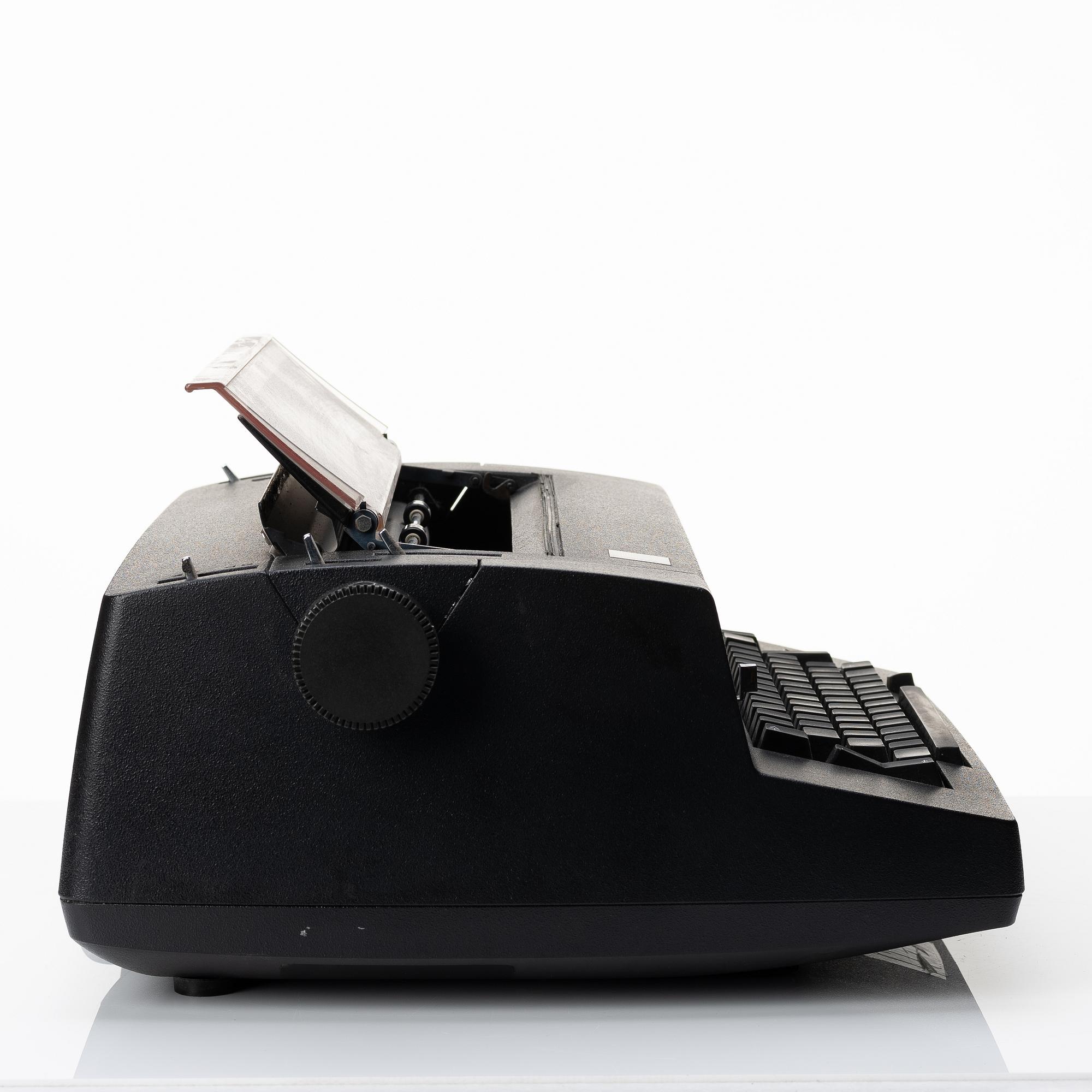 Skrivmaskin, IBM Selectric Typewriter 670X samt fotografi, Mikael Jansson.