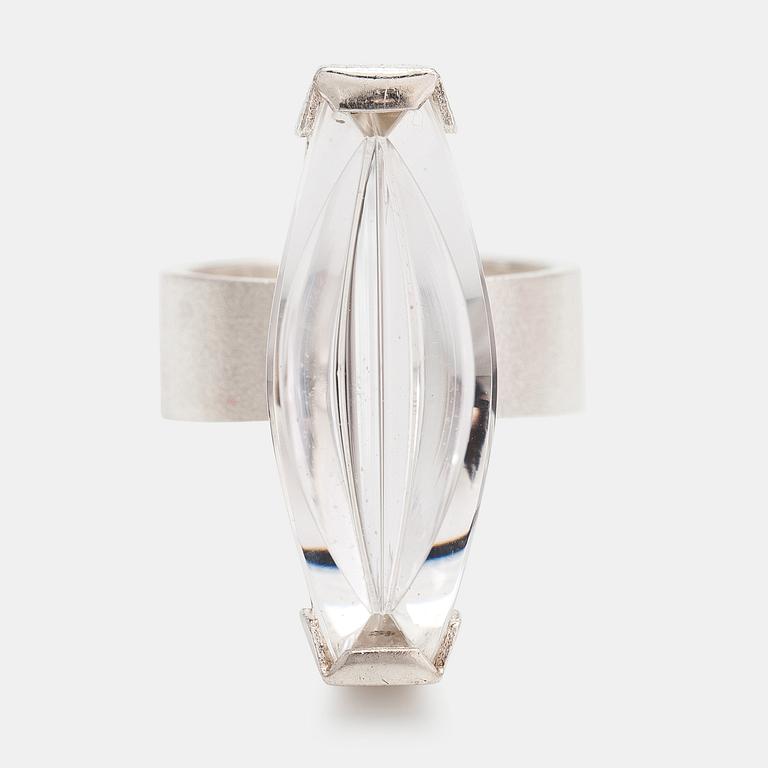 Björn Weckström, Ring "Luminoso", sterlingsilver, munsteinerslipad bergskristall. Lapponia 2009.