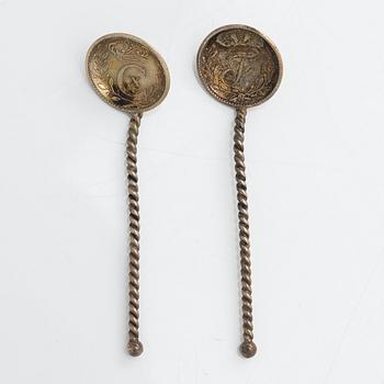 Saltkar och dryckeskanna i miniatyr, silver, C G Hallberg, Stockholm 1900-1904. I original ask.