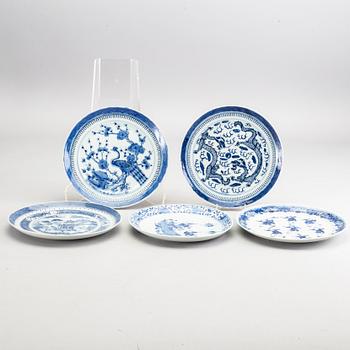 A set of five Chines 19th century porcelain plates.