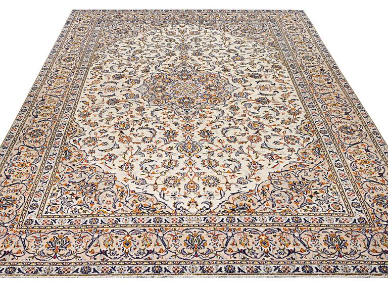 A Kashan carpet, c. 400 x 289 cm.