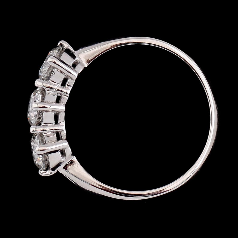 RING, 18K vitguld, briljantslipade diamanter tot ca 1.54 ct. Vikt ca 5 g.