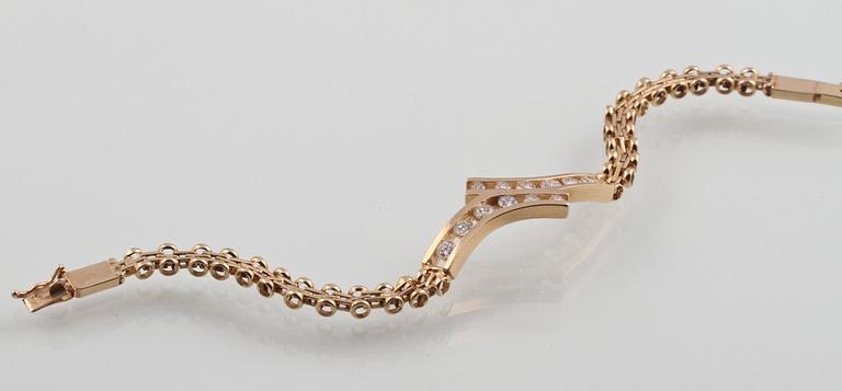 ARMBAND, 18K guld med 10 briljantslipade diamanter ca 2.00 ct. Vikt 11,4 gram.