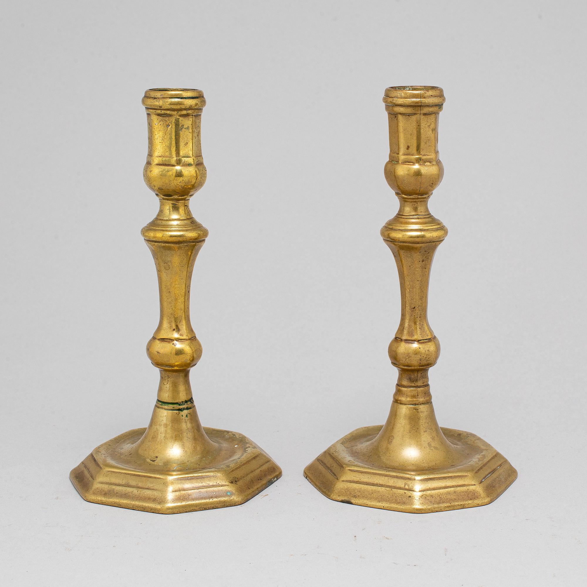 LJUSSTAKAR, ett par, brons, 1700-tal.