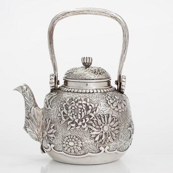 Teekannu, hopeaa, Konoike, Japani 1900-luvun alku.
