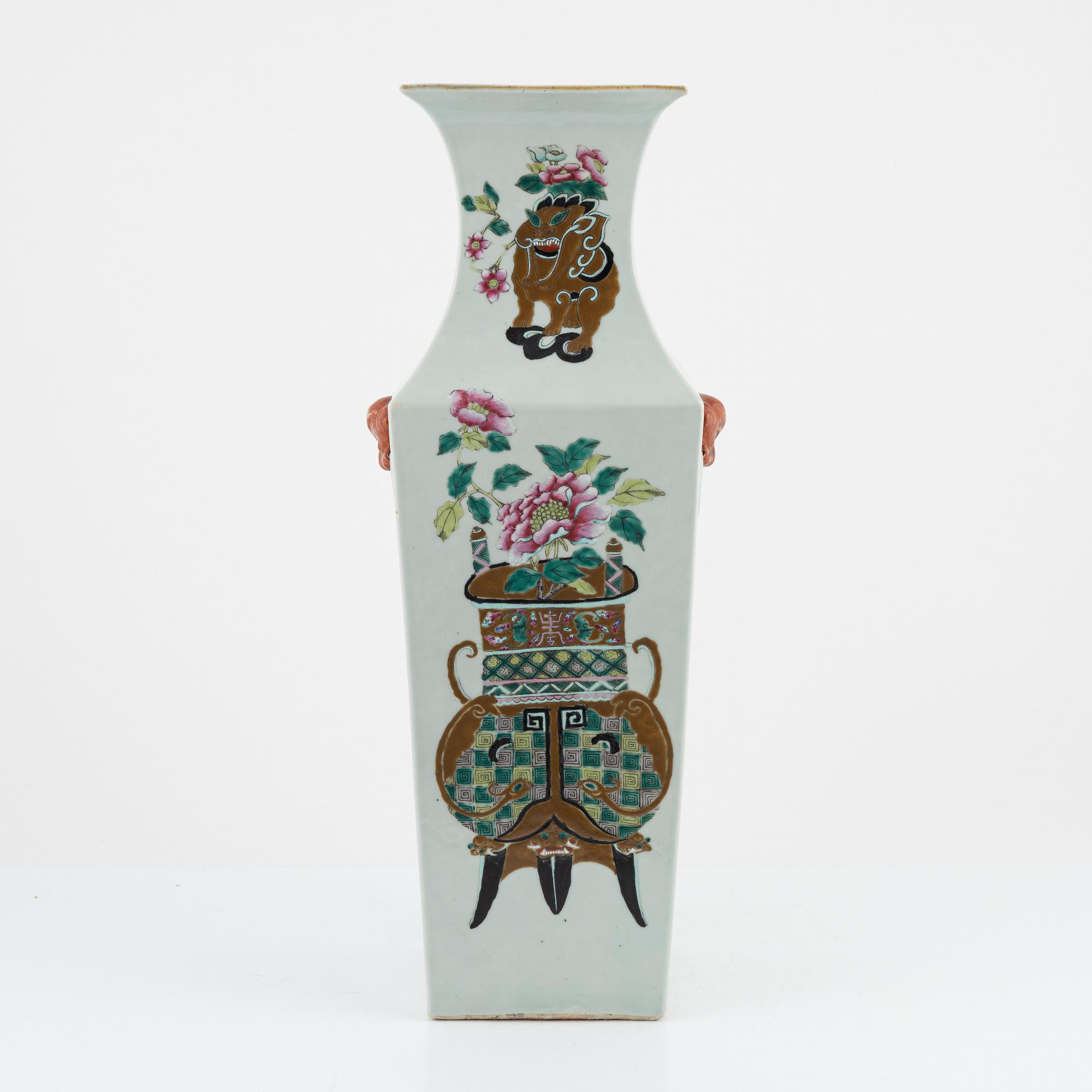 A large Chinese porcelain vase, 19th Century.