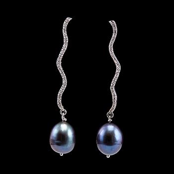 56. A PAIR OF EARRINGS, 28 brilliant cut diamonds 0.12 ct. Cultivated drop-shaped blue pearls 10 mm.