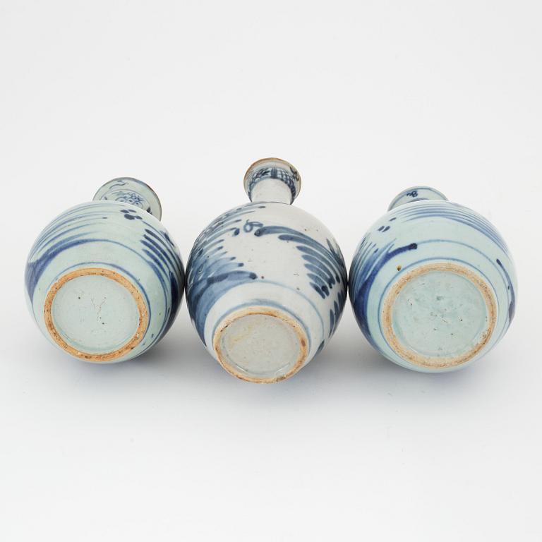 A group of three blue and white Chinese porcelain vases, Qing dynasty, 19th Century.