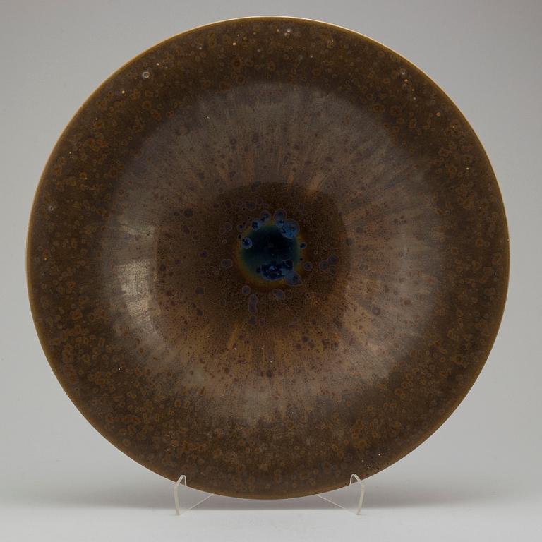 A stoneware dish by Lasse Östman, signed.