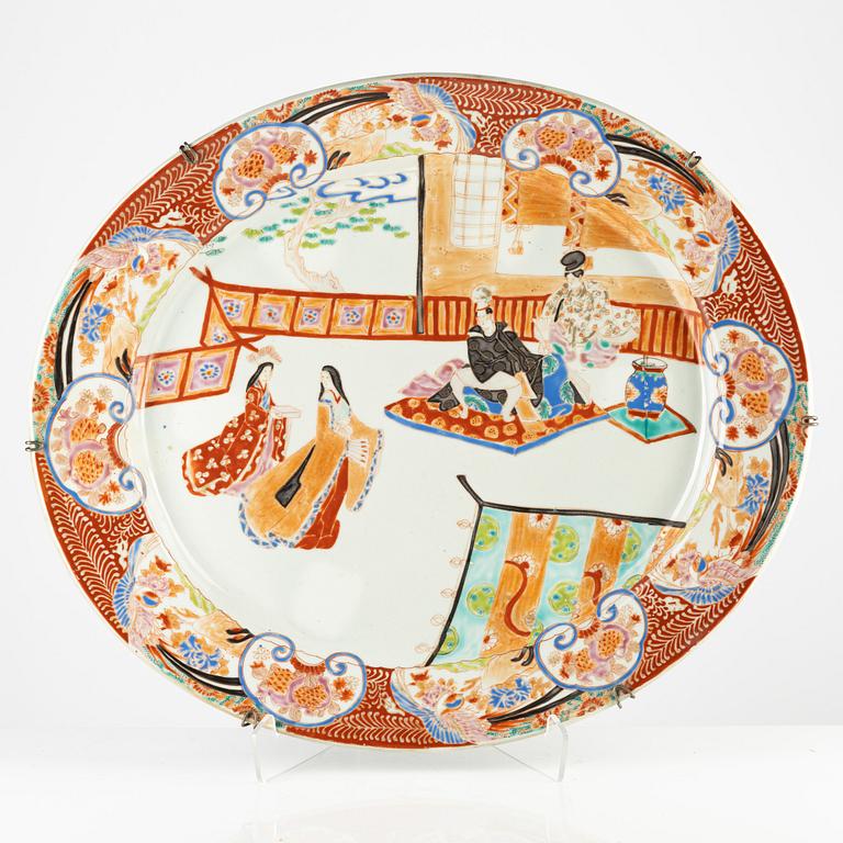 A large porcelain dish, Japan, Meiji (1868-1912).