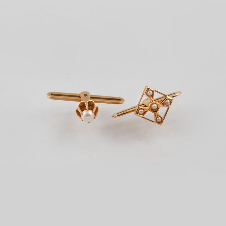 FRACKKNAPPAR, 2 st, 18K guld med små odlade pärlor. Vikt 2,0 gram.