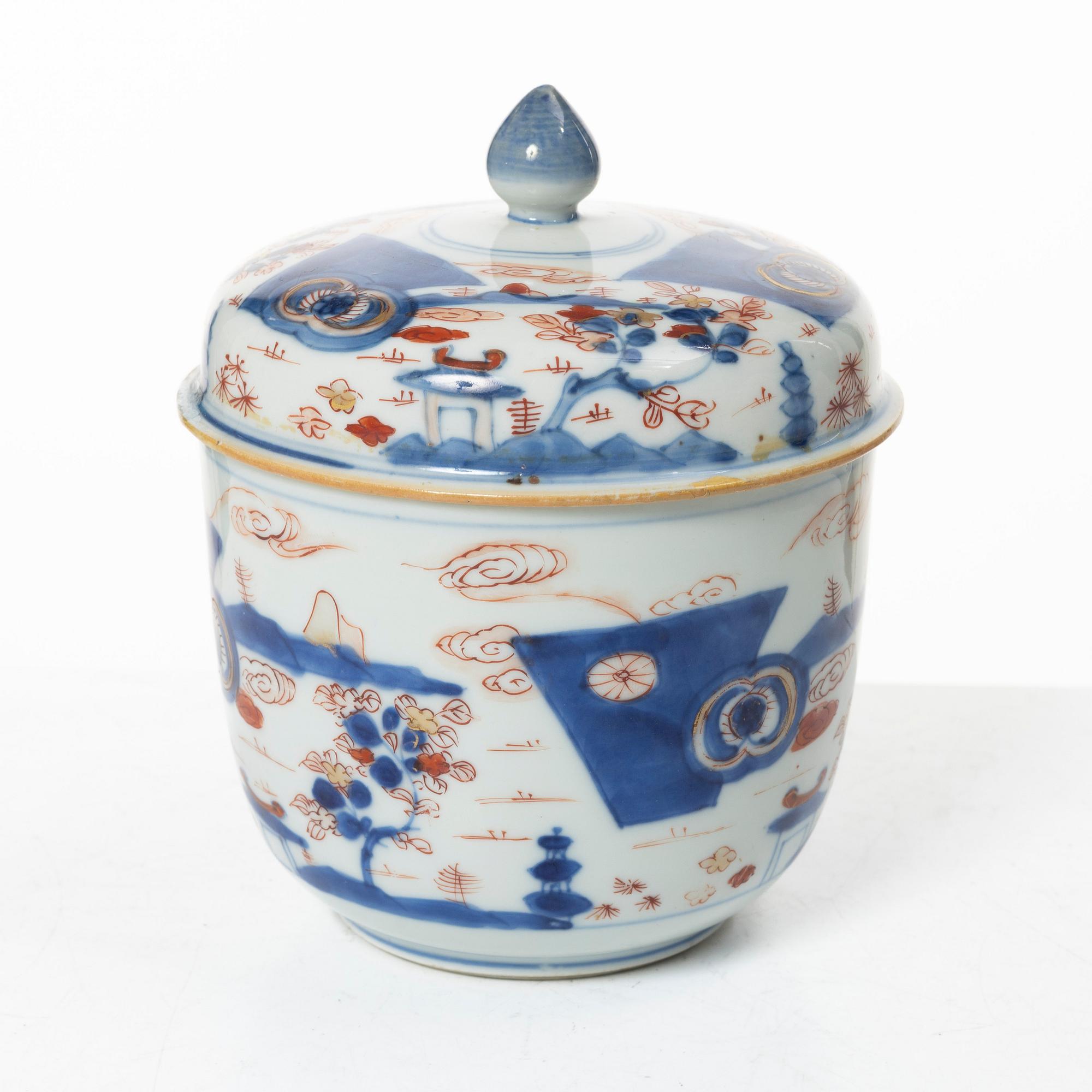 An Imari porcelain bowl with cover, China, 18th/19th century.