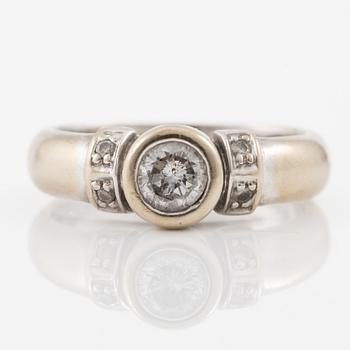 Ring, 18K vitguld med briljantslipade diamanter.