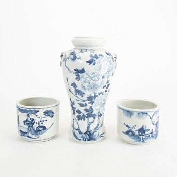 A matched set of two blue and white flower pots and a vase, late Qing dynasty.