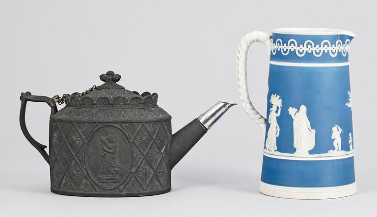 TEKANNA SAMT TILLBRINGARE, 2 st, basalt samt jasperware, Wedgwood, 1800-tal.