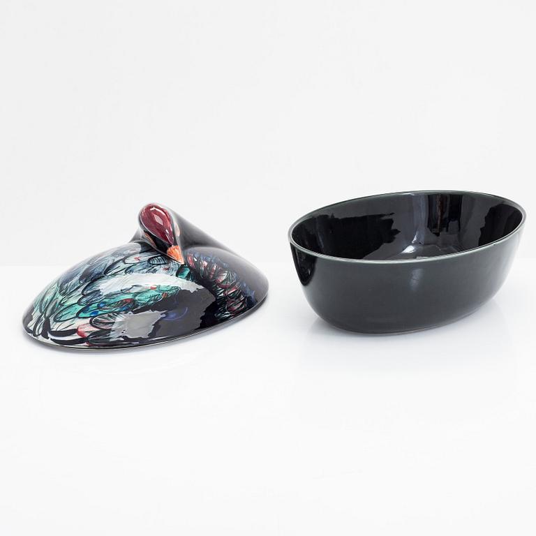 Dorrit von Fieandt, a porcelain bird tureen and a serving dish, monogram signed. Arabia, Finland 1980s.