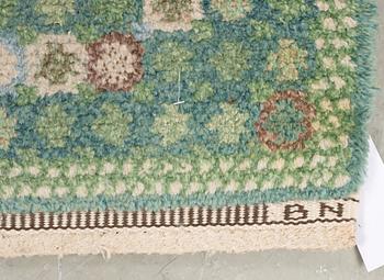 GALLERIMATTA. "Bankrabatten grön". Flossa. 310,5 x 111,5 cm. Signerad AB MMF BN.