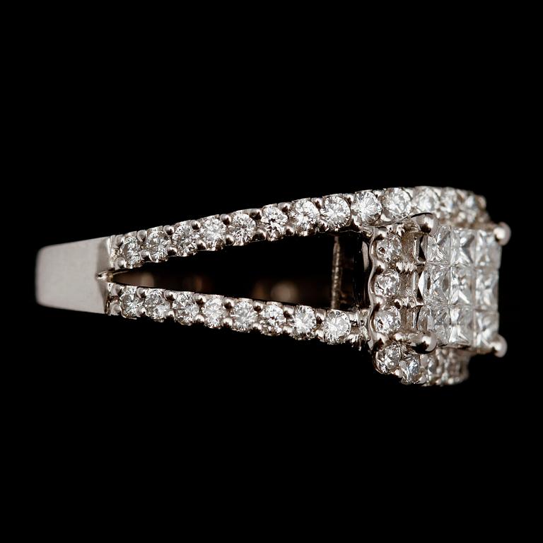 RING, 14 k vitguld, princess och briljantslipade diamanter , tot ca 1.0 ct.