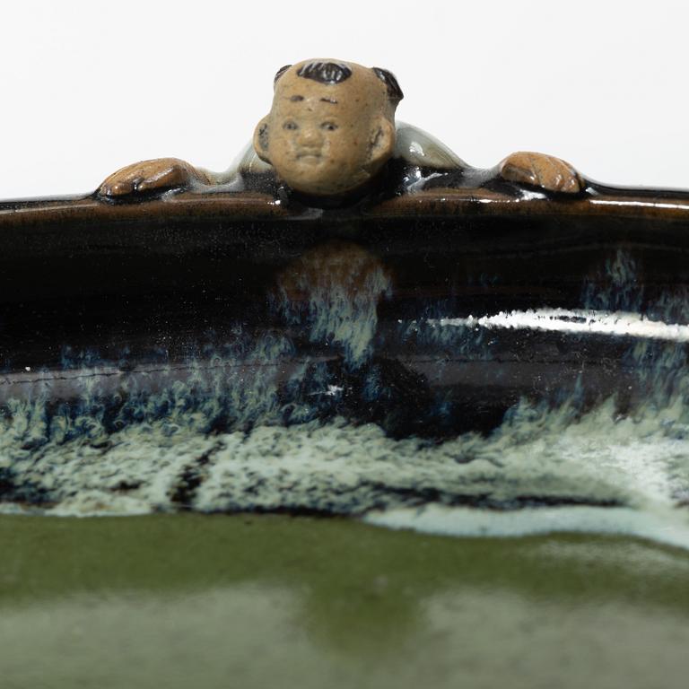Burk med lock, kopp och två skålfat, stengods, 'sumida ware'. Japan, 1900-tal.