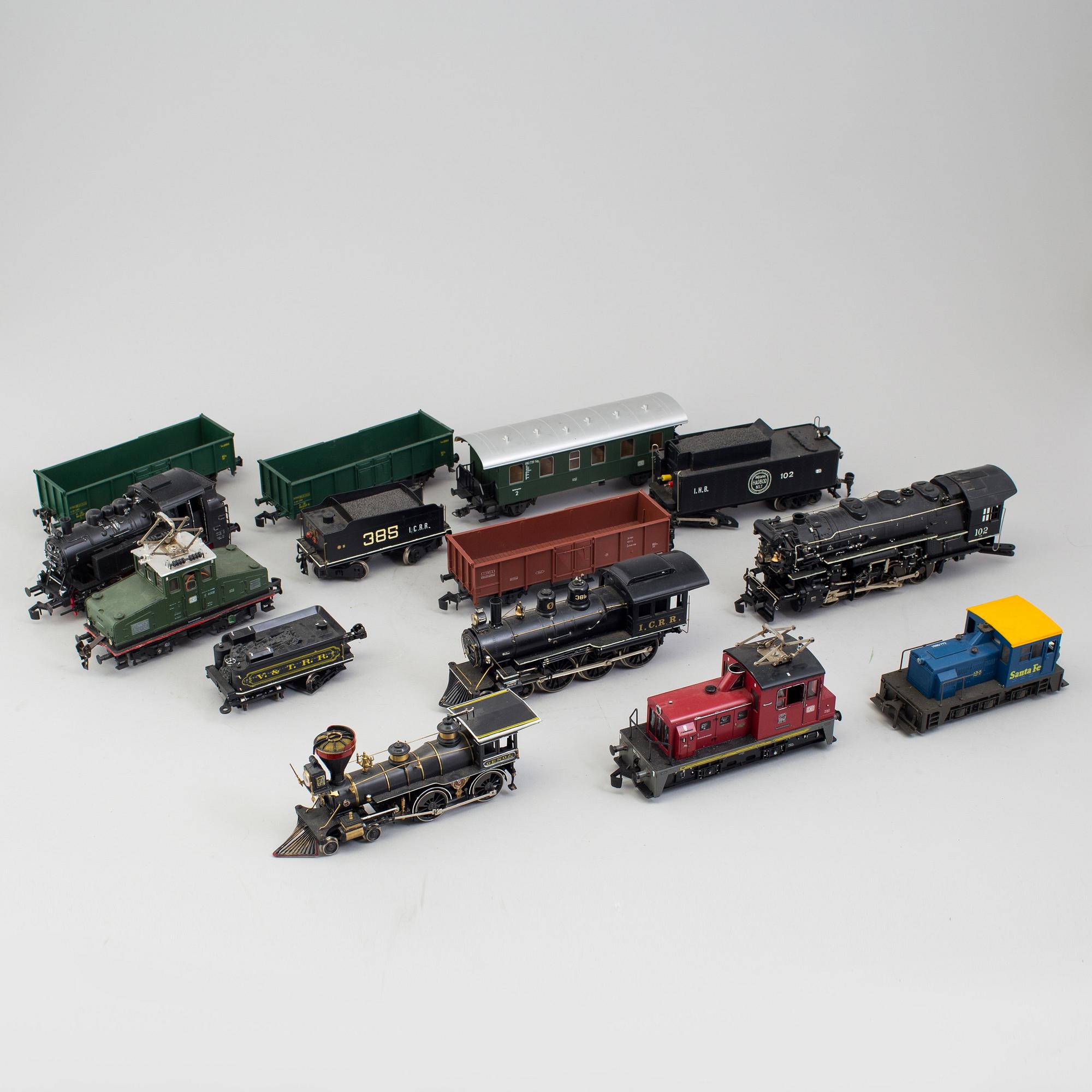 Train parts, 11 pieces, by amongst others Rivarossi.