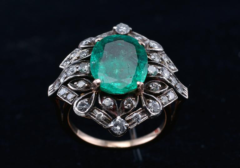 RING, smaragd ca 3.3 ct, briljantslipade diamanter ca 1.3 ct. 18K guld. Vikt 6,7 g.