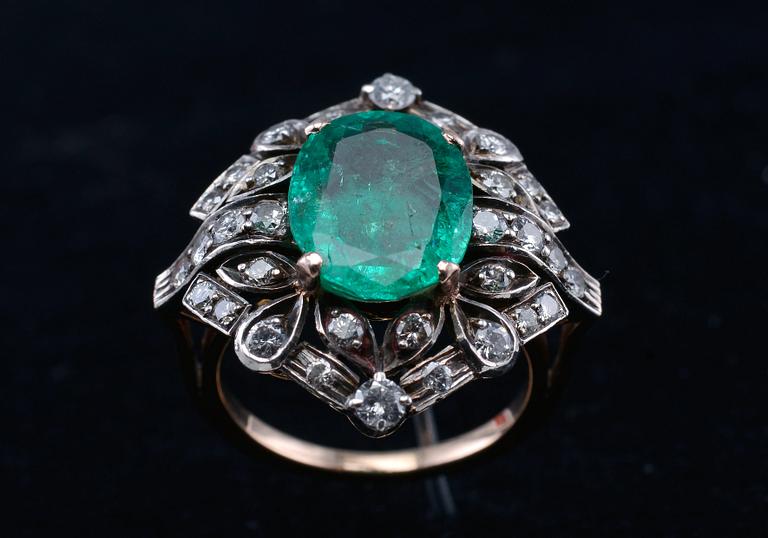 A RING, emerald c. 3.3 ct, brilliant cut diamonds c. 1.3 ct. 18K gold. Weight 6,7 g.