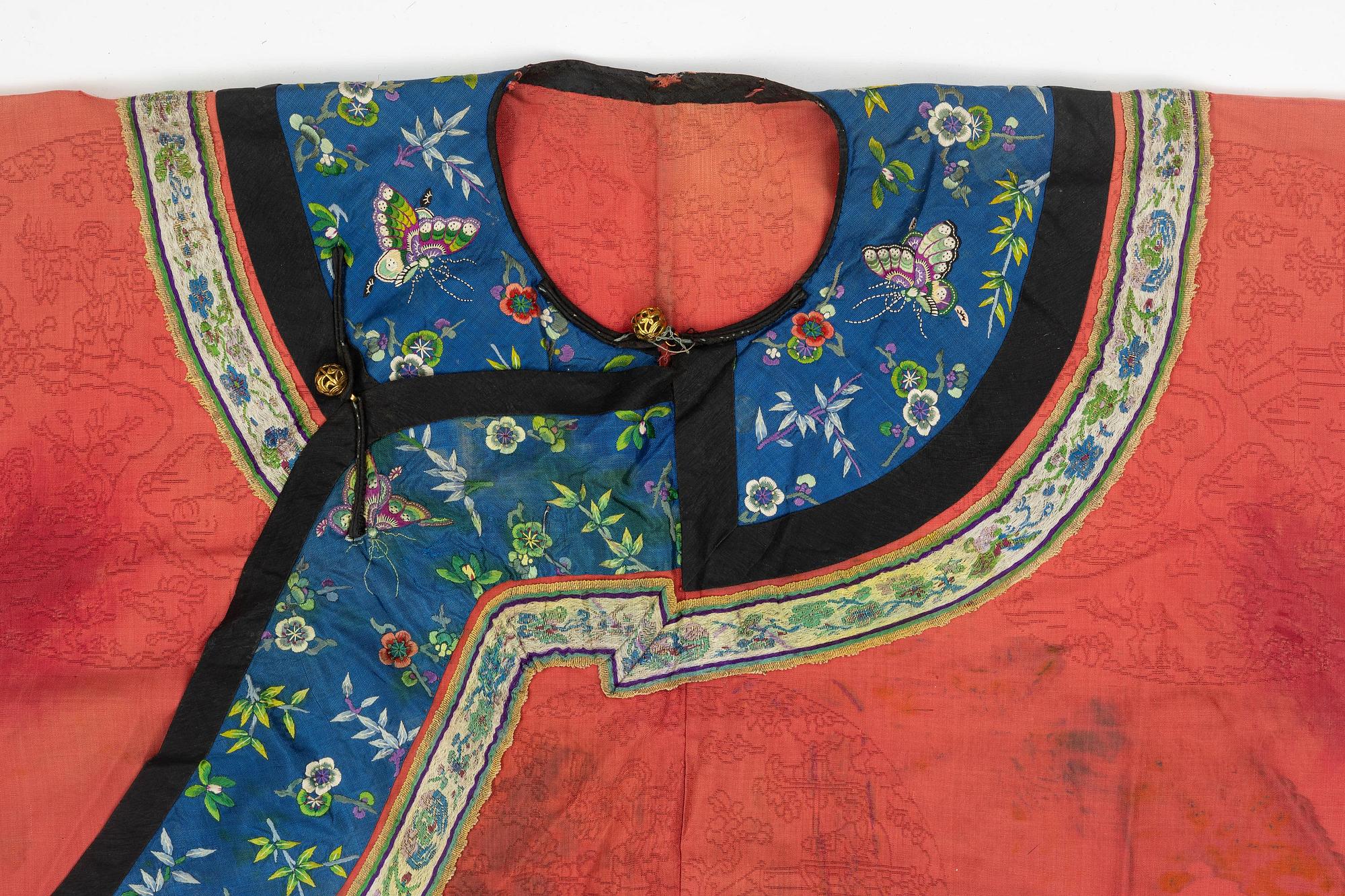 An embroidered Chinese silk robe, late Qing dynasty.
