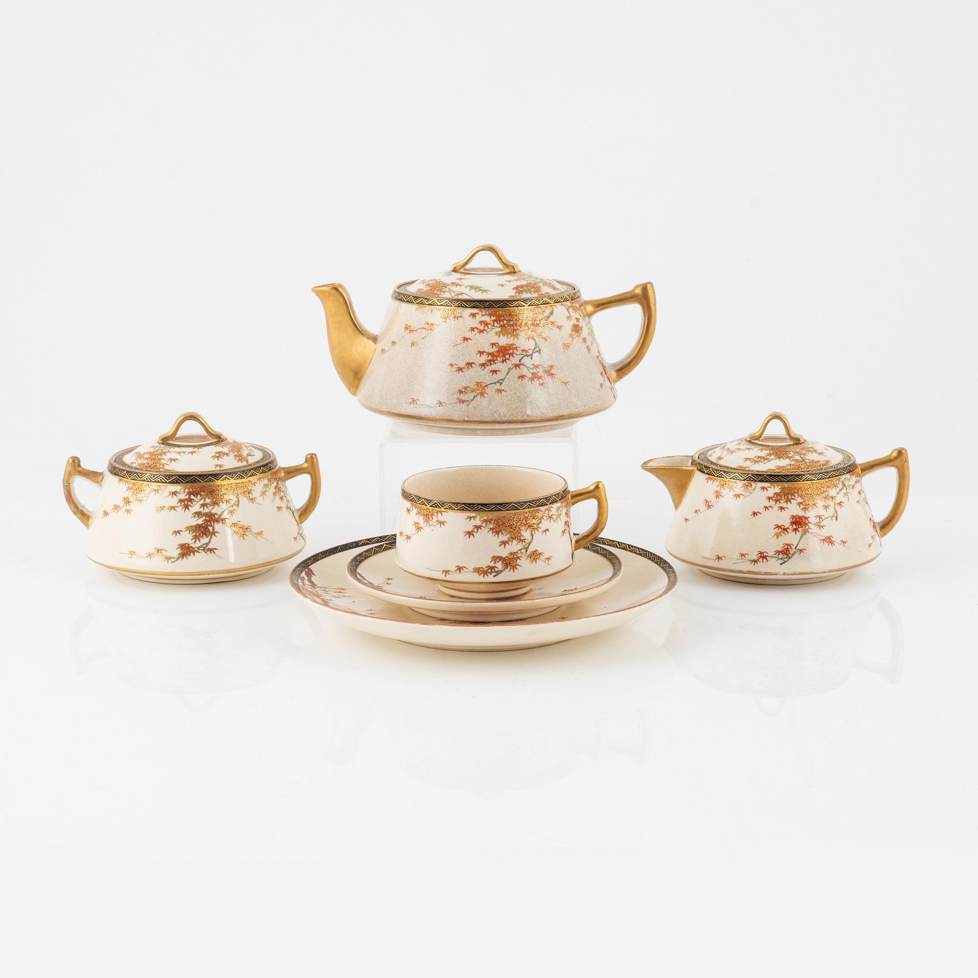 Schatull med servis, 15 delar, satsuma, signerad, Japan, sen Meiji (1868-1912).
