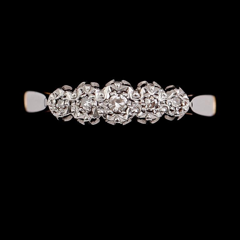 RING, 18 k guld samt platinum, med 5 diamanter. Total vikt ca 2 gram.