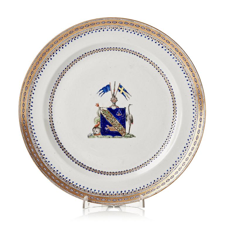 An armorial dinner plate, Qing dynasty, Jiaqing (1796-1820).