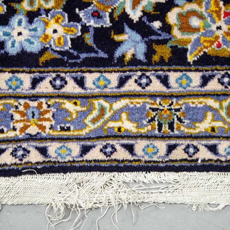 A carpet, Kashan ca 415 x 300 cm.