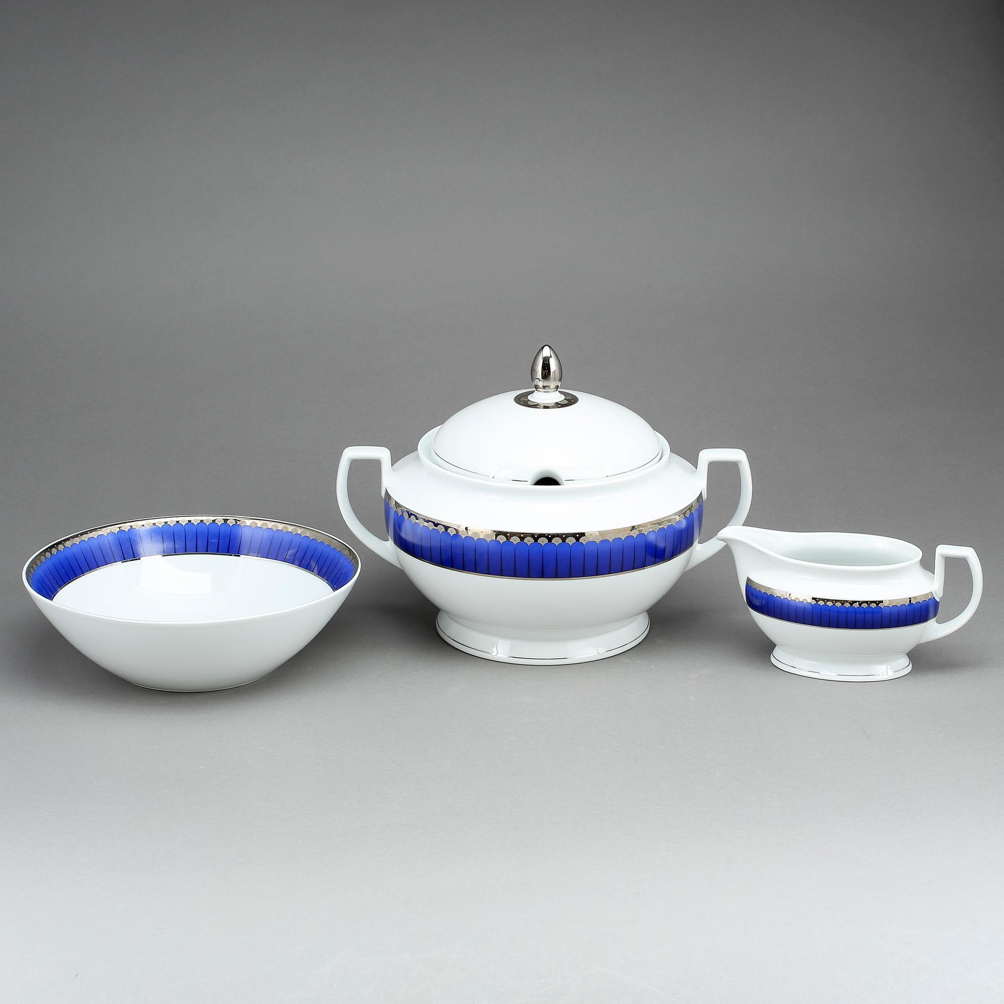 SERVISDELAR, 42 st, porslin. "Christineholm" eller "Marianne Royal Blue", Millenium, design Sigvard Bernadotte, 2000.