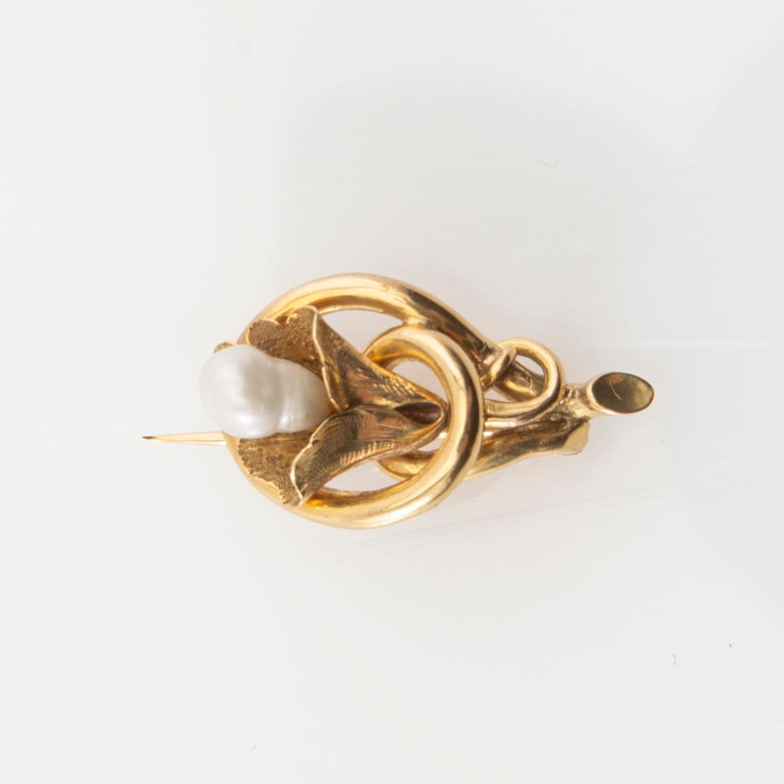Brooch 18K gold with a cultured drop-shaped pearl.