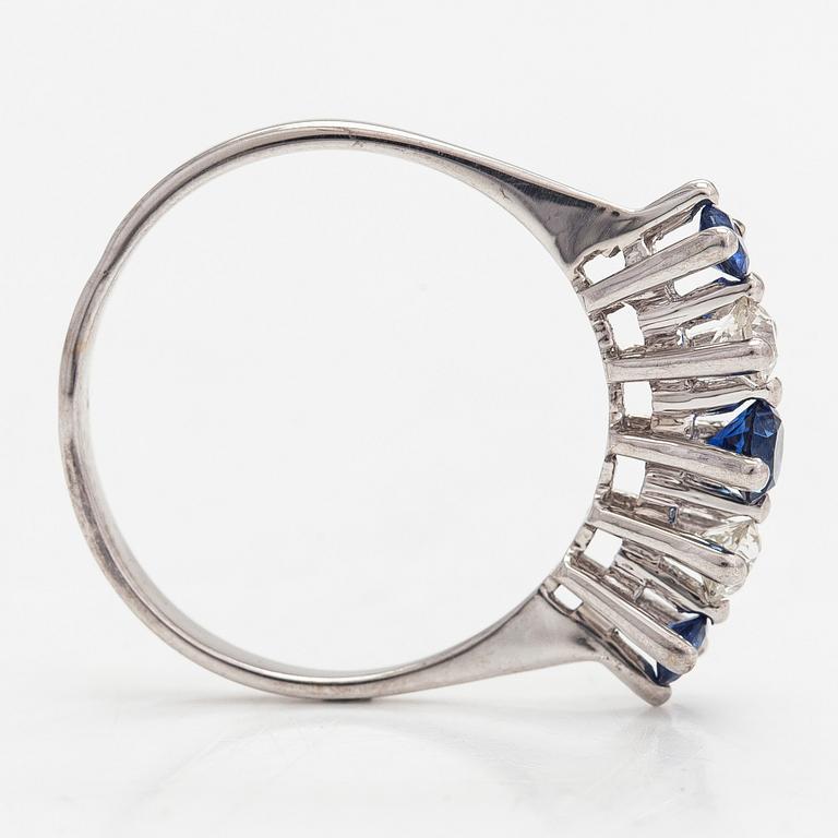 Ring, 18K vitguld med diamanter tot. ca 0.20 ct och safirer.