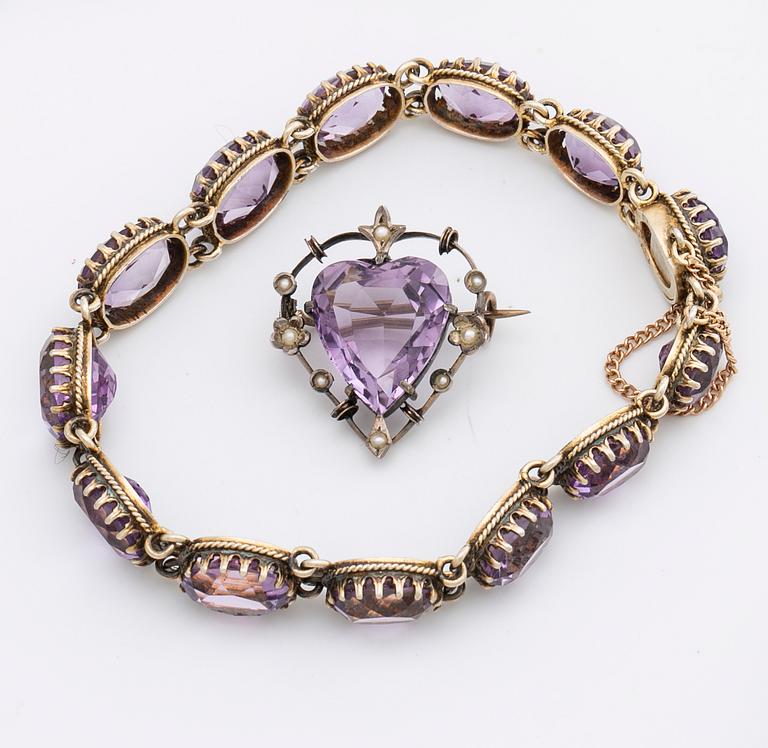 GARNITYR, förgyllt silver med ametister o orientalpärlor, collier, armband och brosch.