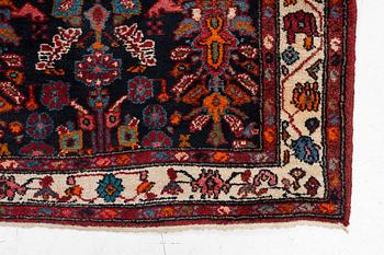 A semi-antique Hamadan runners carpet, 290 x 100 cm.