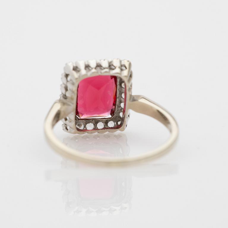 Ring, 18K white gold with synthetic white stones and a red stone.