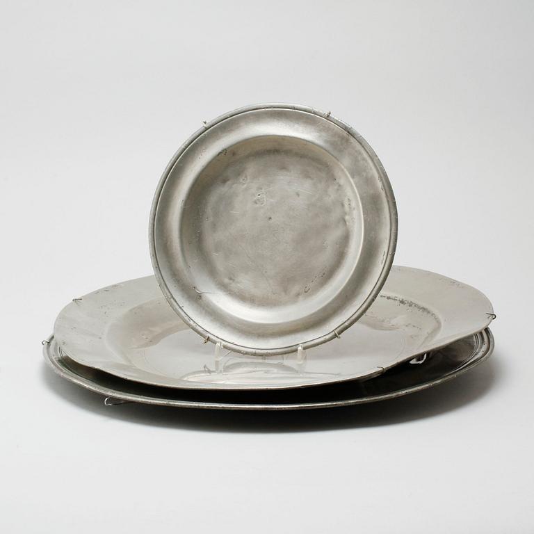 Three pewter plates, 18th/19th century.