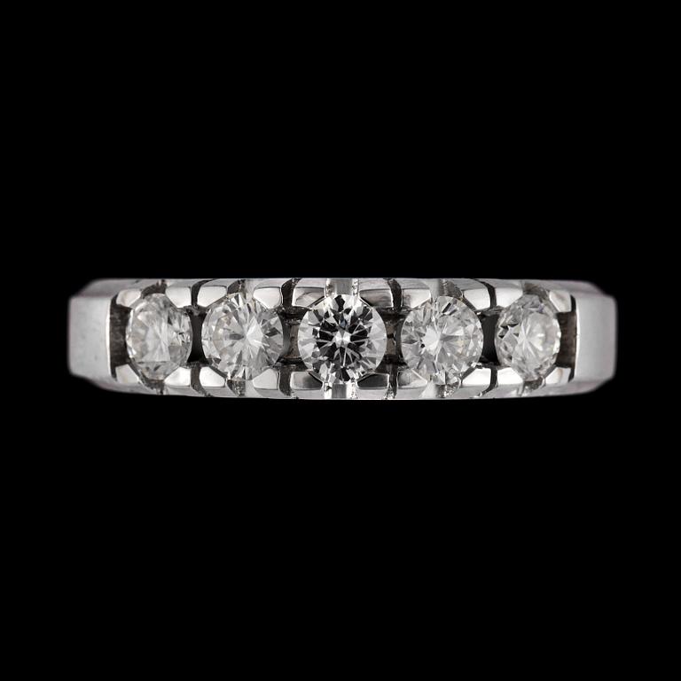 RING, 14k vitguld med 5 briljantslipad diamant ca 0,62ct. Vikt ca 4,4 gram.