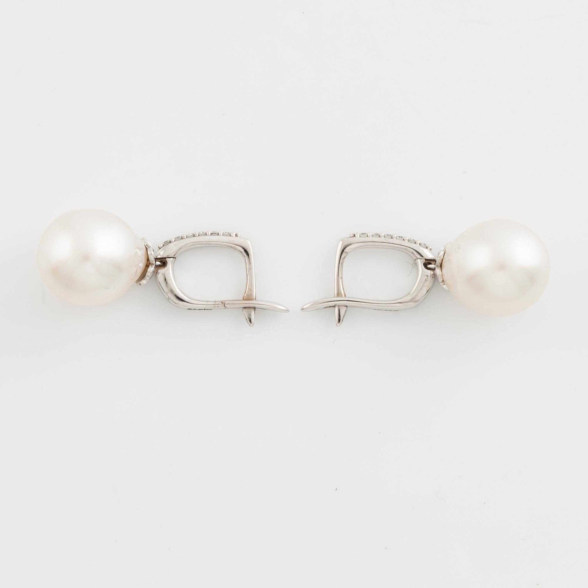 Örhängen med odlade sötvattenspärlor och briljantslipade diamanter.