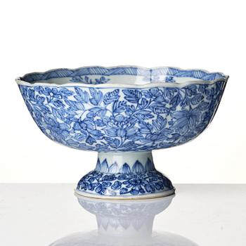 A rare blue and white stemcup, Qing dynasty, Kangxi (1662-1722).