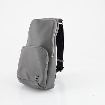 Louis Vuitton, a grey taiga 'Avenue' sling bag, 2022.